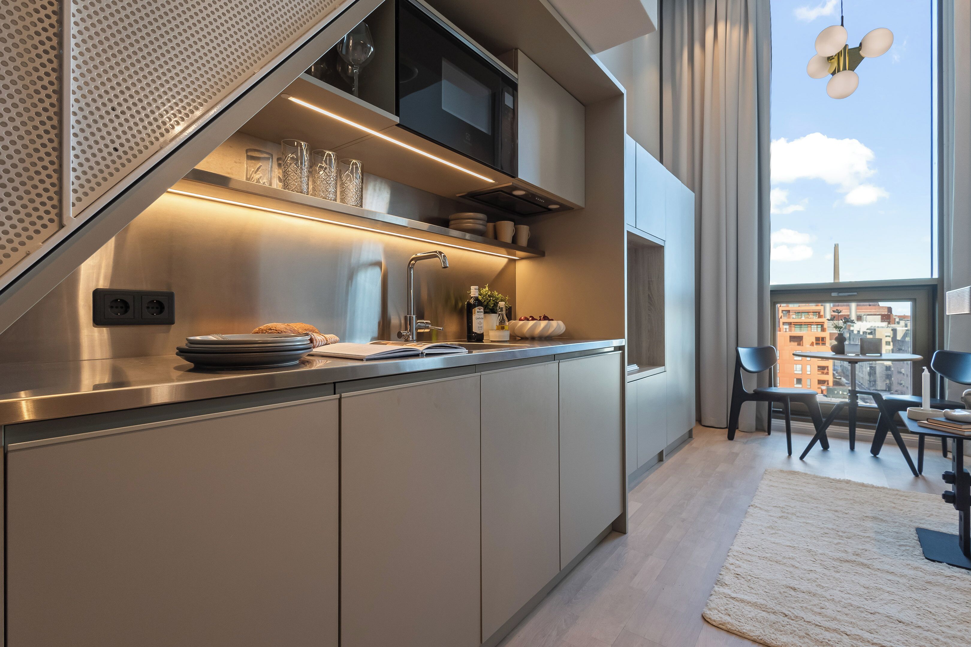 City Studio | Private kitchen | Fridge, microwave, stovetop, coffee/tea maker
