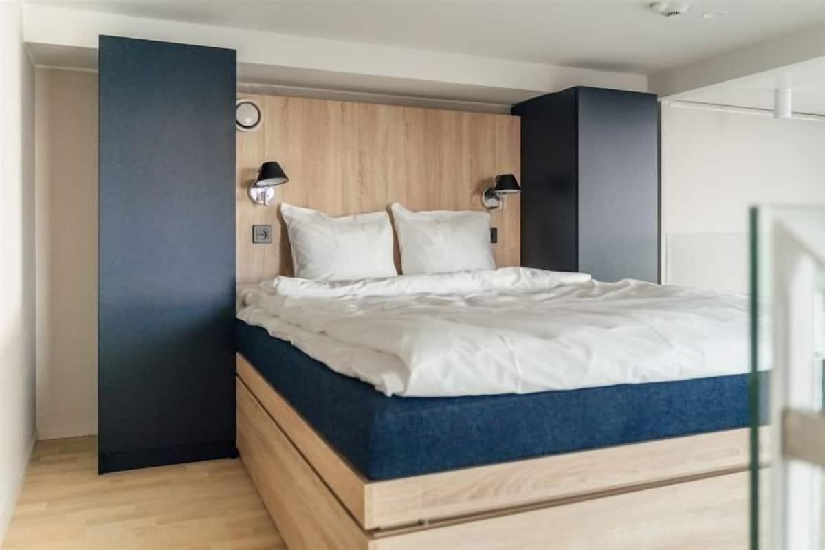 Peralatan tempat tidur premium, meja, ruang kerja komputer riba