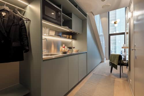 Studio Deluxe | Cuisine privée | Réfrigérateur, four à micro-ondes, surface de cuisson, cafetière-théière