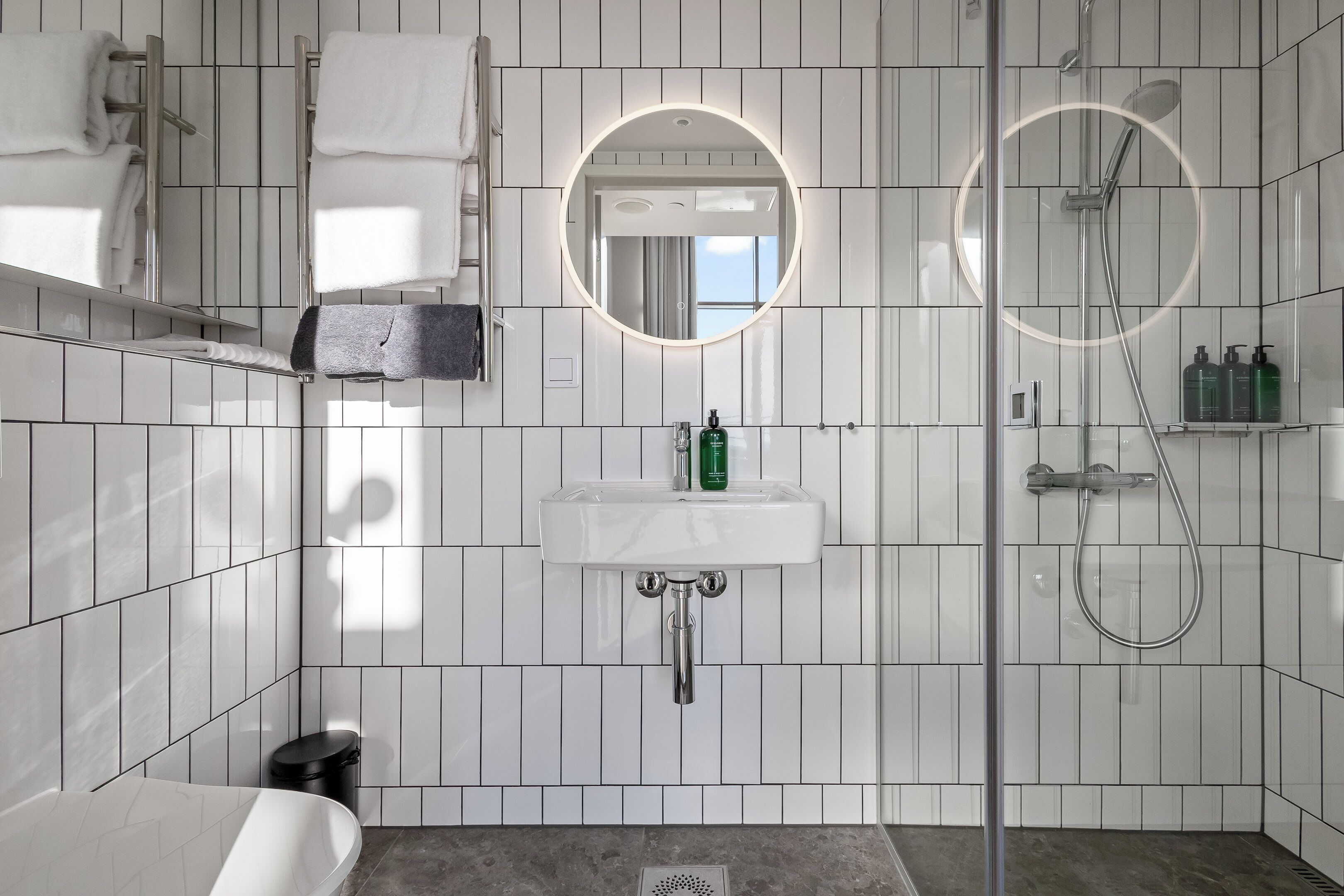 Atelier Studio | Badkamer | Een douche, een regendouche, een haardroger, vloerverwarming