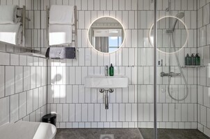 Atelier Studio | Bathroom | Shower, rainfall showerhead, hair dryer, heated floors