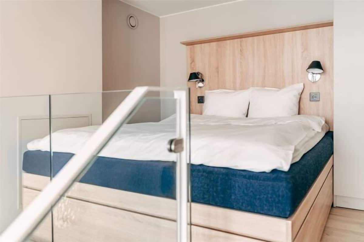 Peralatan tempat tidur premium, meja, ruang kerja komputer riba
