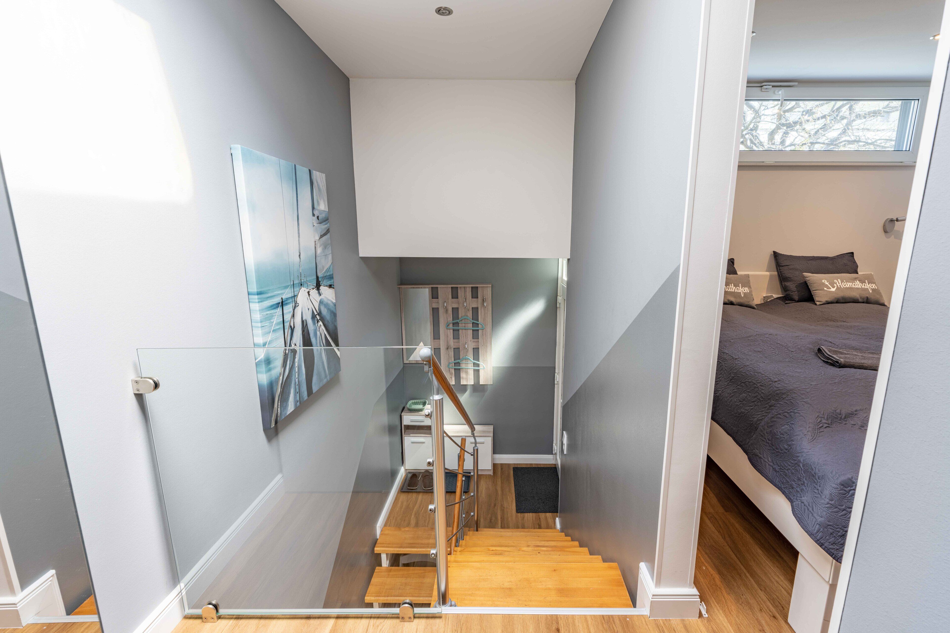 Een moderne slaapkamer met een bed, nachtkastje en raam.