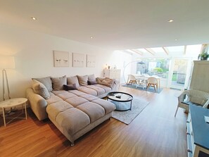 Smart-TV, Kamin, Bücher, Stereoanlage