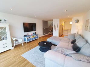 Smart-TV, Kamin, Bücher, Stereoanlage