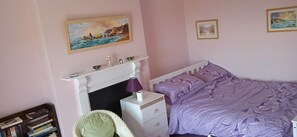 3 bedrooms, in-room safe, desk, free WiFi