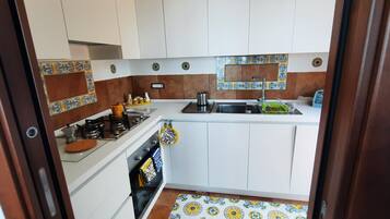 Frigorifero, microonde, forno, macchina per tè/caffè