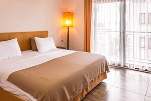 Ropa de cama hipoalergénica, minibar, tabla de planchar con plancha