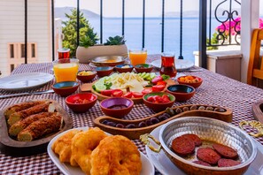 Bữa sáng buffet hàng ngày với phụ phí nhỏ 