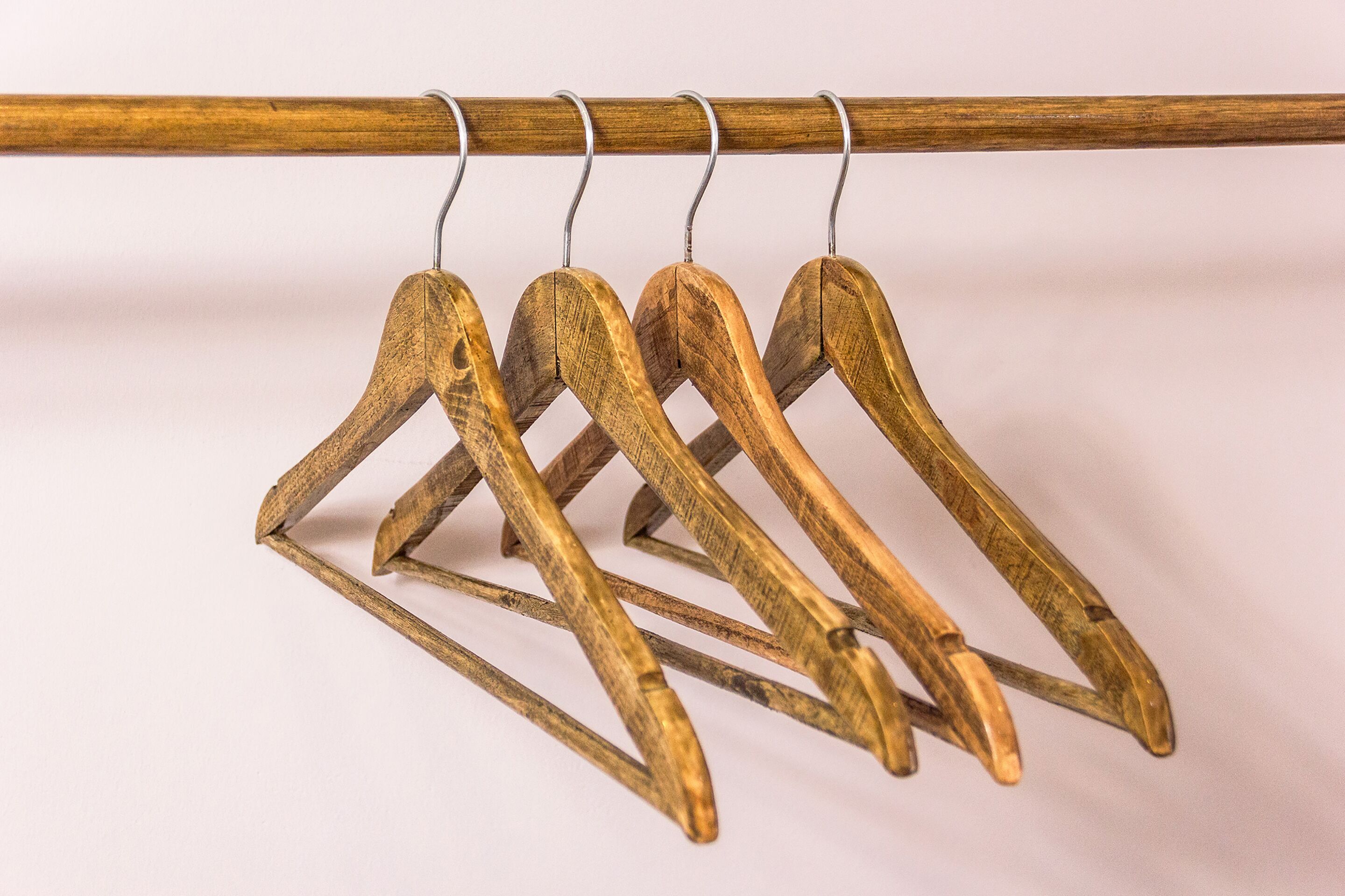 Un perchero de madera con múltiples perchas.