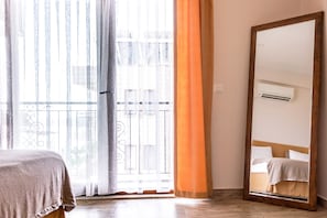 Hypo-allergenic bedding, minibar, iron/ironing board, free WiFi