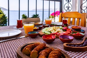 Bữa sáng buffet hàng ngày với phụ phí nhỏ 