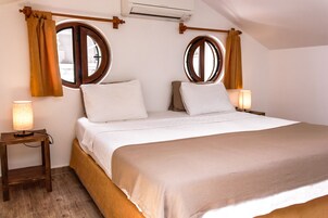 Suite estudio sénior, terraza | Ropa de cama hipoalergénica, minibar, tabla de planchar con plancha