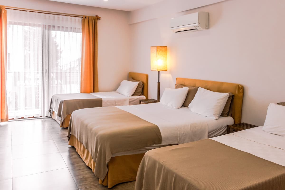 Hypo-allergenic bedding, minibar, iron/ironing board, free WiFi
