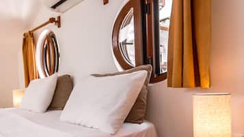 Senior Studio Suite, Terrace | Hypo-allergenic bedding, minibar, iron/ironing board, free WiFi