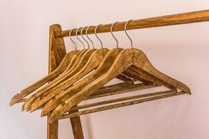 Un perchero de madera con varios ganchos de madera.