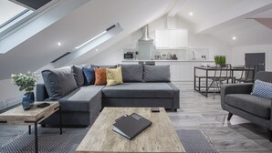 Moderni loft-tyylinen huoneisto, jossa on ruokailutila, keittiö ja oleskelualue.