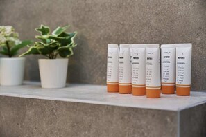 Regadera, secadora de cabello, toallas, shampoo 
