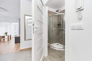 Dusche, Haartrockner, Handtücher, Shampoo