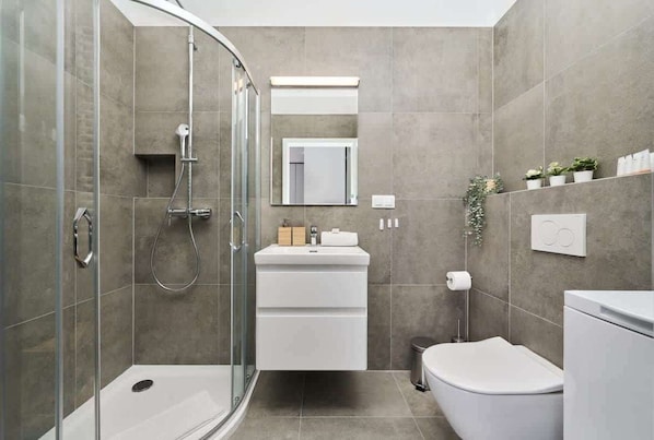 Dusche, Haartrockner, Handtücher, Shampoo
