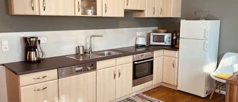 Kühlschrank, Mikrowelle, Ofen, Herdplatte