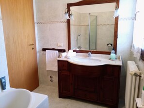 Combinazione doccia/vasca, asciugacapelli, bidet, asciugamani