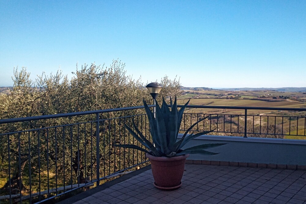 Apartment with splendid views of the hills, between Pesaro and Fano