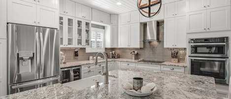 Køleskab, mikrobølgeovn, ovn, kogeplade