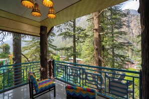 Bed in 6 Bed Mixed Dormitory Room with Balcony and Ensuite Bathroom | Balcony - goSTOPS Kasol (Bhuntar)
