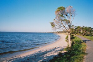 Rannalla, aurinkotuoleja