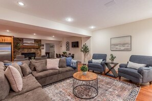 Smart-TV, Kamin, Tischfußball, Arbeitsbereiche