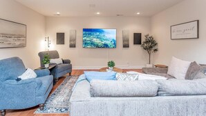 Smart TV, chimenea, futbolito y oficina 