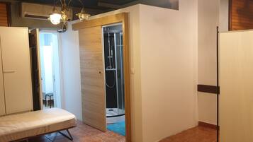 Regadera y papel de baño