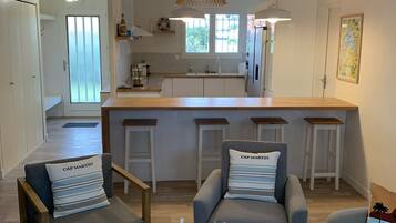 Télévision, table de tennis de table, livres