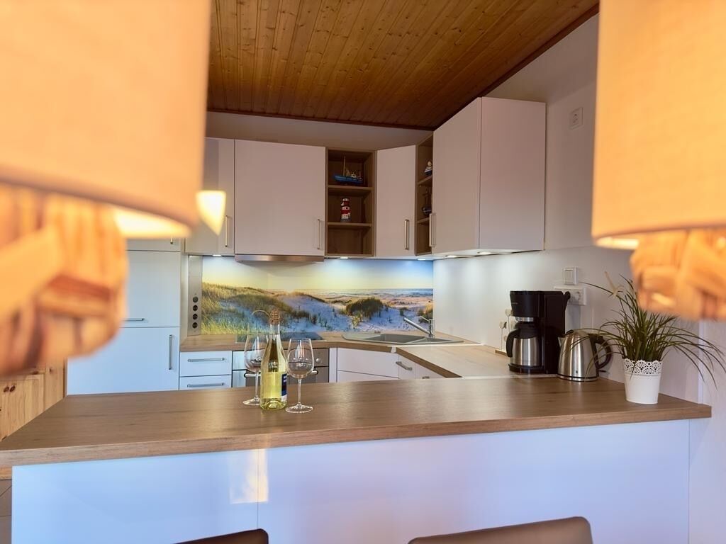 Wasserkocher mit Kaffee-/Teezubehör, Kühlschrank, Mikrowelle, Ofen