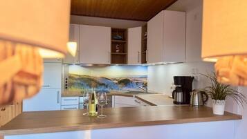 Wasserkocher mit Kaffee-/Teezubehör, Kühlschrank, Mikrowelle, Ofen
