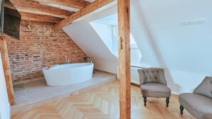 Suite (Kuchlbauer Turm) | Bathroom | Hair dryer, towels - Brauereigasthof zum Kuchlbauer (Abensberg)