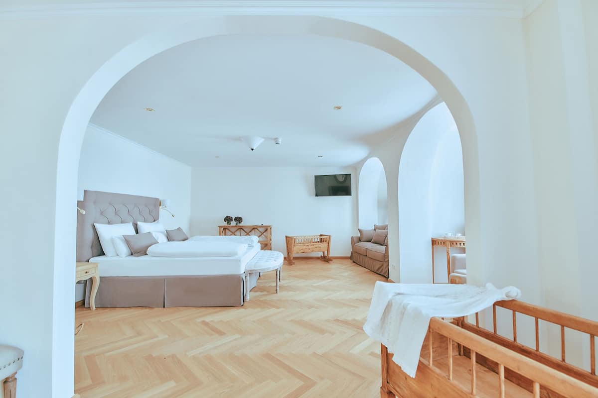 Suite (Kuchlbauer) | Free WiFi, bed sheets
