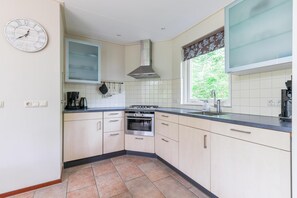 Kjøleskap, mikrobølgeovn, ovn og oppvaskmaskin