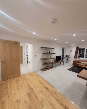 Deluxe Apartment | Living area | 55-inch flat-screen TV with cable channels, TV, offices - Lux 1 Bed Flat In The Heart Of Rochester (Rochester)