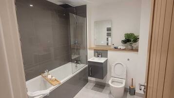 Deluxe Apartment | Bathroom