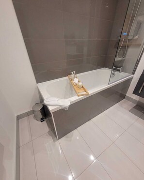 Appartement Deluxe | Salle de bain | Pantoufles