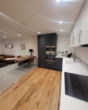 Appartement Deluxe | Cuisine privée | Réfrigérateur grande capacité avec congélateur, four à micro-ondes
