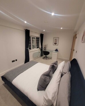Deluxe Apartment | 1 bedroom, desk, soundproofing, iron/ironing board - Lux 1 Bed Flat In The Heart Of Rochester (Rochester)