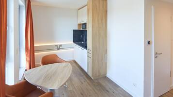 Quarto casal premium | Cofres nos quartos, escrivaninha, quartos à prova de som
