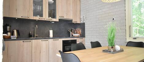 Fridge, microwave, stovetop, dishwasher