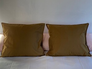 5 多间卧室、客房内保险箱、办公桌、熨斗/熨衣板