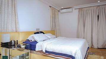 4 bedrooms, iron/ironing board, WiFi