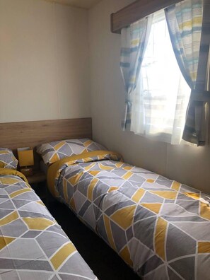 Cabin | 3 bedrooms, free WiFi, bed sheets - Lovely 3-bed Caravan With Hot Tub in Lincolnshire (Lincoln)