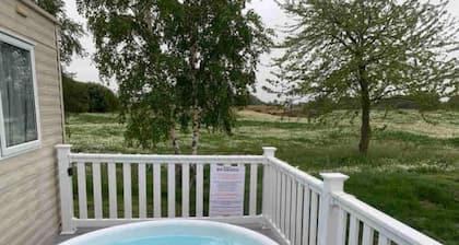 Lovely 3-bed Caravan With Hot Tub in Lincolnshire
